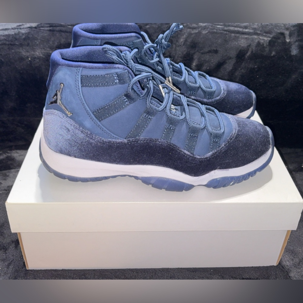 Women Jordan 11 Retro Midnight Blue/Metallic Silver Sneakers-***SEMI-NEW***